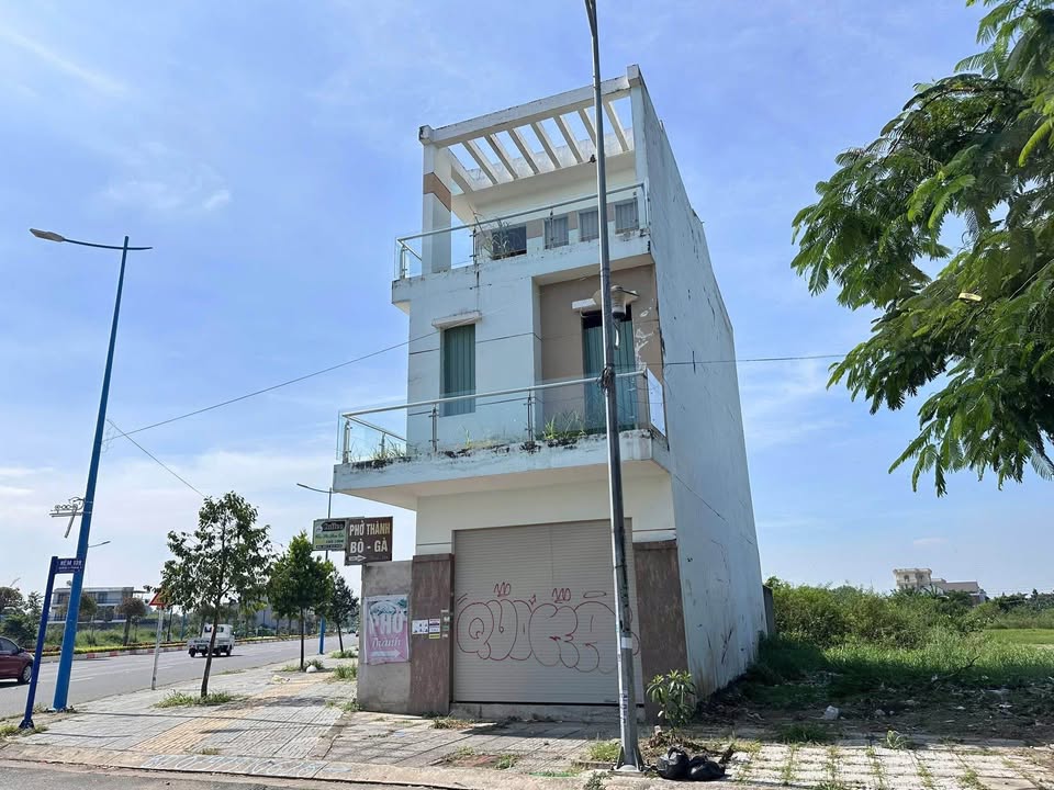 Cần bán gấp FrontHouse 2 mặt tiền đường 3 Tháng 2 - 202m² giá 8.3 tỷ - Cơ hội đầu tư hấp dẫn!