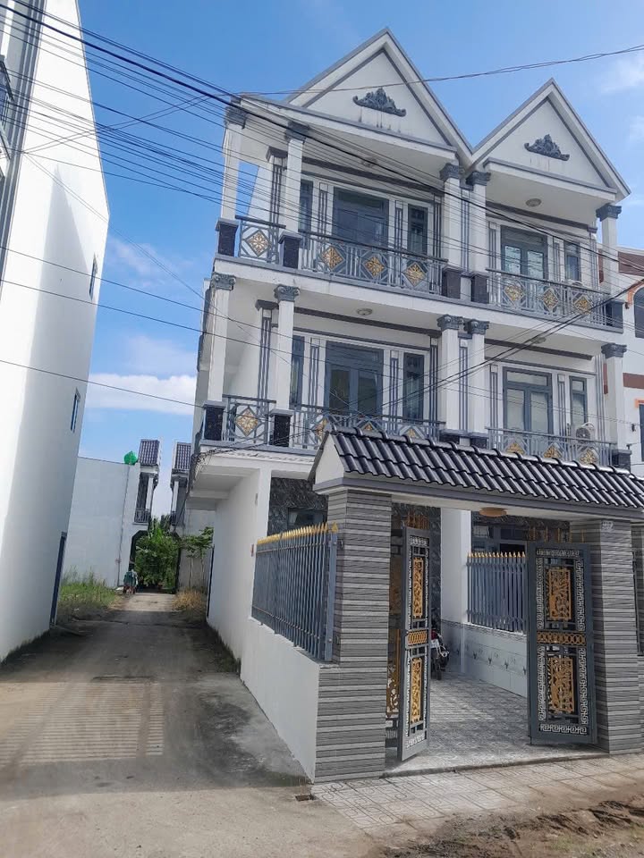 Bán nhà mặt tiền nhựa 3 tầng tại khu phố Kim Điền, Cần Giuộc - Giá 2.95 tỷ