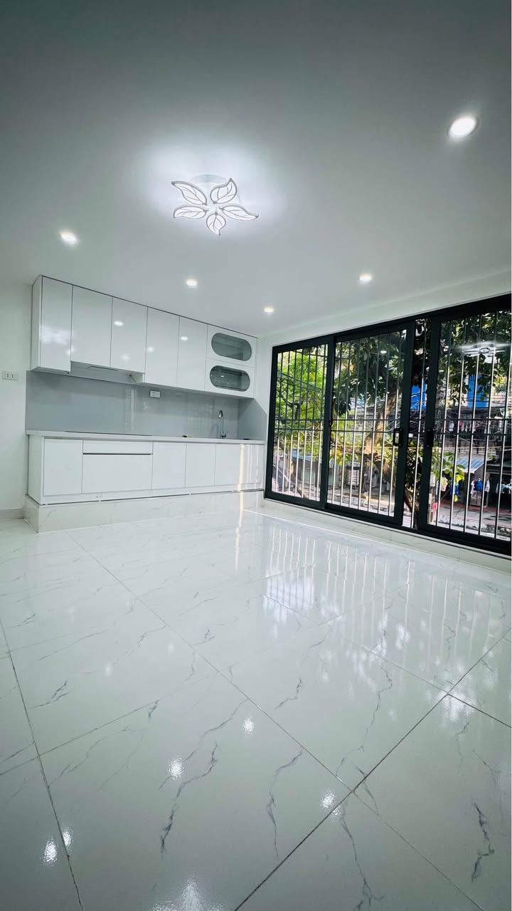 Căn hộ Tập thể Thành Công 100m² giá 5 tỷ - Thiết kế thoáng mát, sẵn sàng ở ngay!