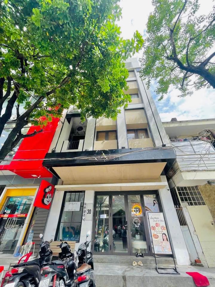 Cho thuê nhà 4 tầng mặt tiền Tiểu La 72m² giá 27 triệu - Vị trí đắc địa tại Hải Châu!