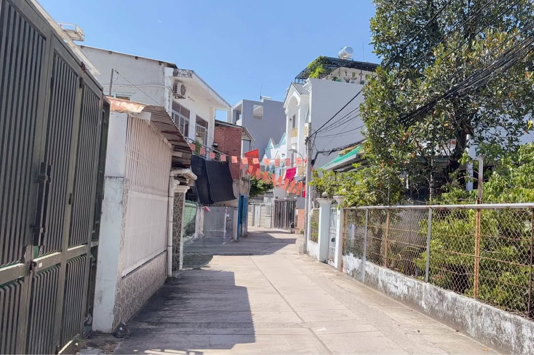 Đất nền Quận 2 105m² giá chỉ 7.9 tỷ - Cơ hội đầu tư tuyệt vời!