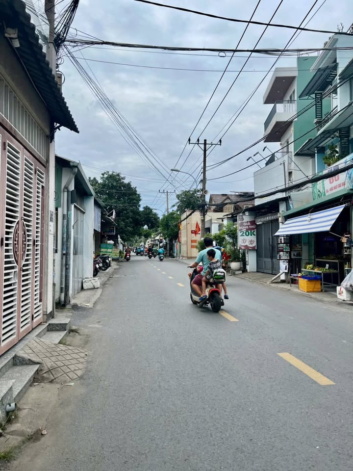 Nhà mặt tiền đường Nam Hoà, Thủ Đức 120m² giá 10 tỷ - Tặng full nội thất!