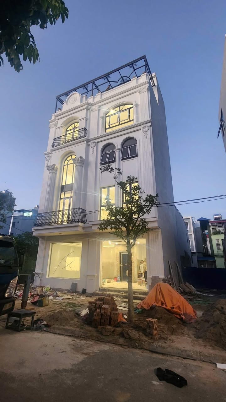 Nhà 4.5 tầng Tái Định Cư Tam Kỳ 60m² giá 9.8 tỷ - Full nội thất sang trọng!