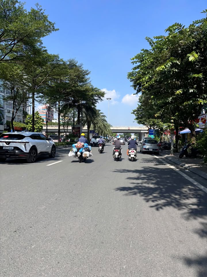 Bán tòa căn hộ dịch vụ 7 tầng phố Đào Tấn, Ba Đình - Thiết kế hiện đại, ô tô vào nhà!