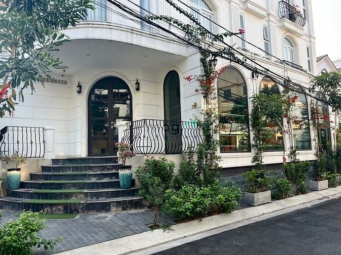 Cho thuê showroom/văn phòng tại Quốc Hương, 80m² giá 36 triệu - Góc 2 mặt tiền rộng rãi!