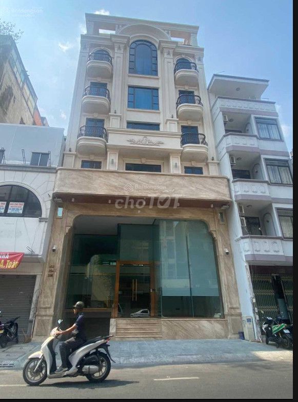 Tòa nhà mặt tiền Lý Thường Kiệt 1200m² giá 180 triệu - Thiết kế hiện đại, tiện nghi đầy đủ!