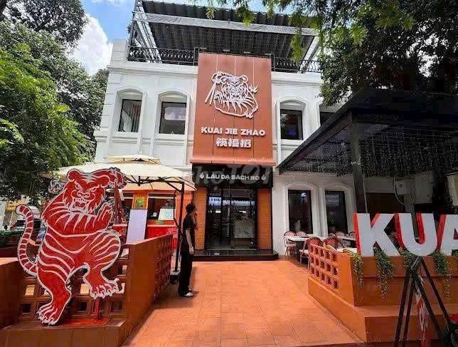 Biệt thự mặt tiền 9m đường Cao Thắng, Quận 10 - Kinh doanh sầm uất, giá 49 triệu/tháng!