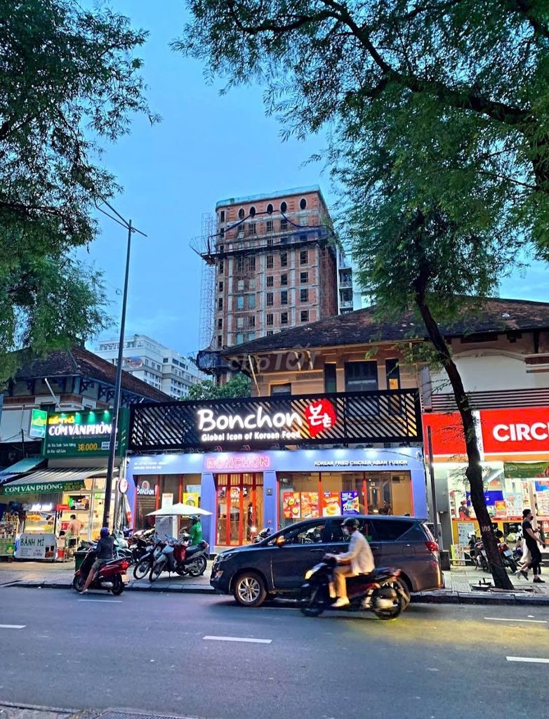 Cho thuê văn phòng mặt tiền 43 Lý Tự Trọng, Quận 1 - Vị trí đắc địa bên VinCom!