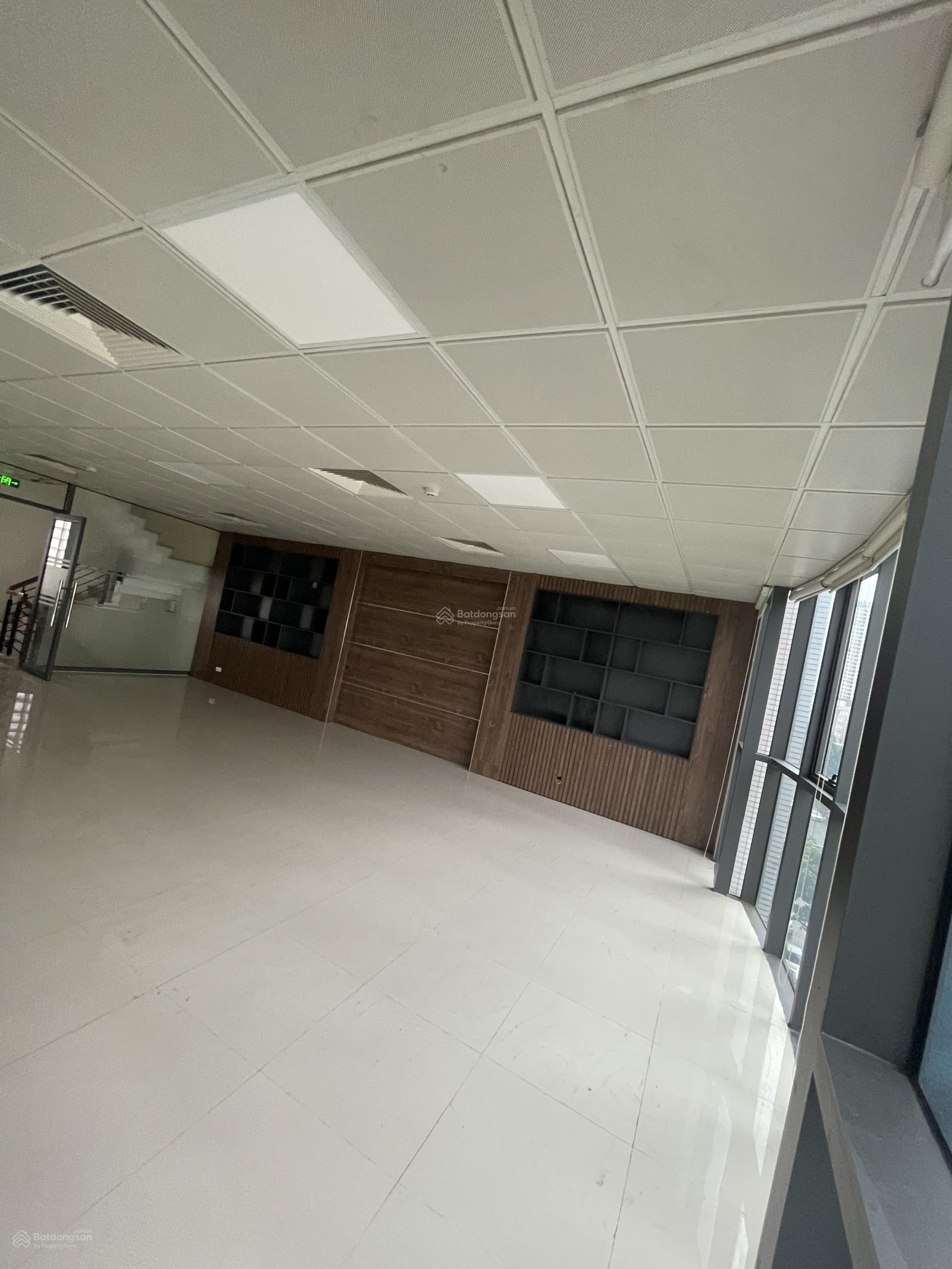 Cho thuê văn phòng mặt phố Tân Mai, Hoàng Mai, 600m² giá 15 triệu - Vị trí đắc địa, kinh doanh thuận lợi!