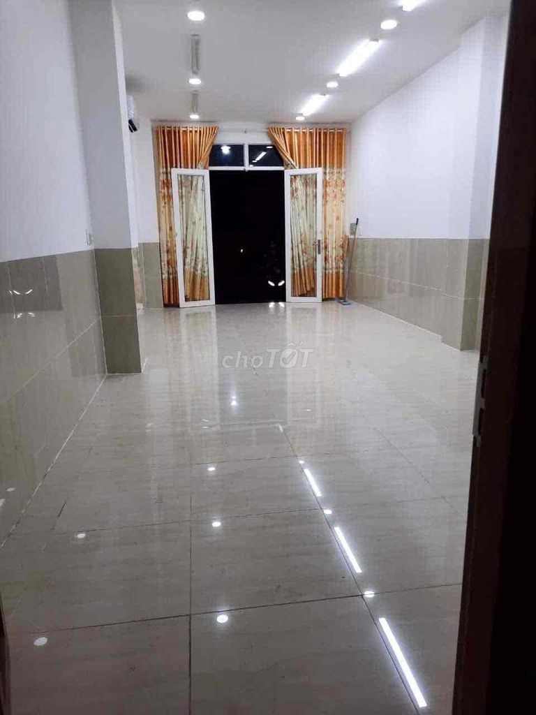 Mặt bằng kinh doanh mặt tiền đường Lê Văn Linh quận 4, diện tích 62m² - Vị trí đắc địa cho thuê!