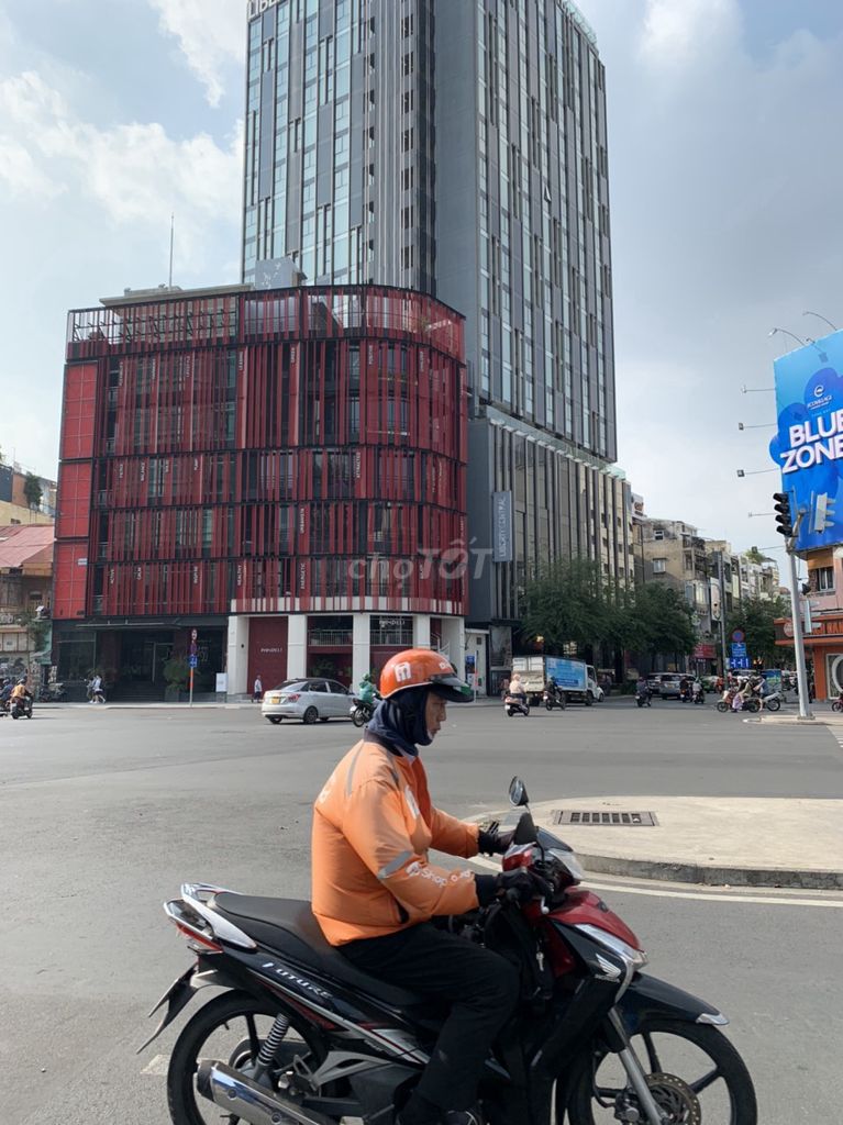 Cho thuê toà nhà góc 2 mặt tiền Lê Lợi - Pasteur, Quận 1, 500m² - Vị trí đắc địa cho kinh doanh!