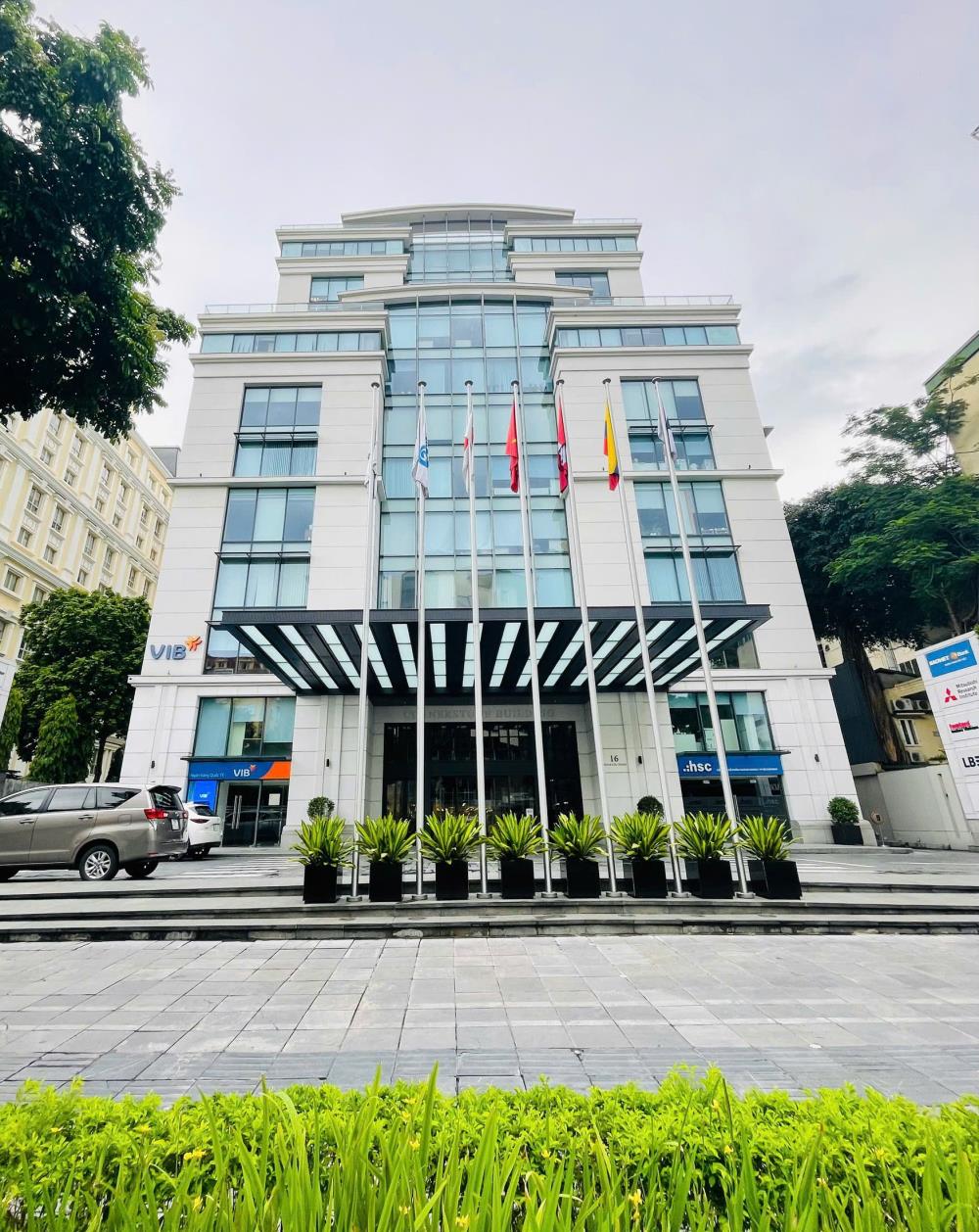 Cho thuê tòa nhà văn phòng quận Cầu Giấy 300m² - Mặt tiền 22m, thiết kế hiện đại