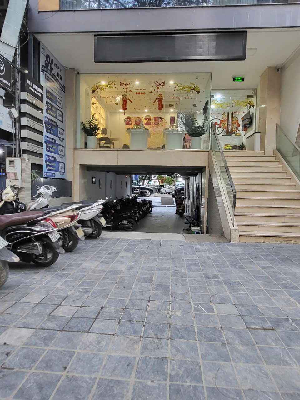 Building mặt phố Cầu Giấy 115m² giá 75 tỷ - Đầu tư sinh lời 150 triệu/tháng!