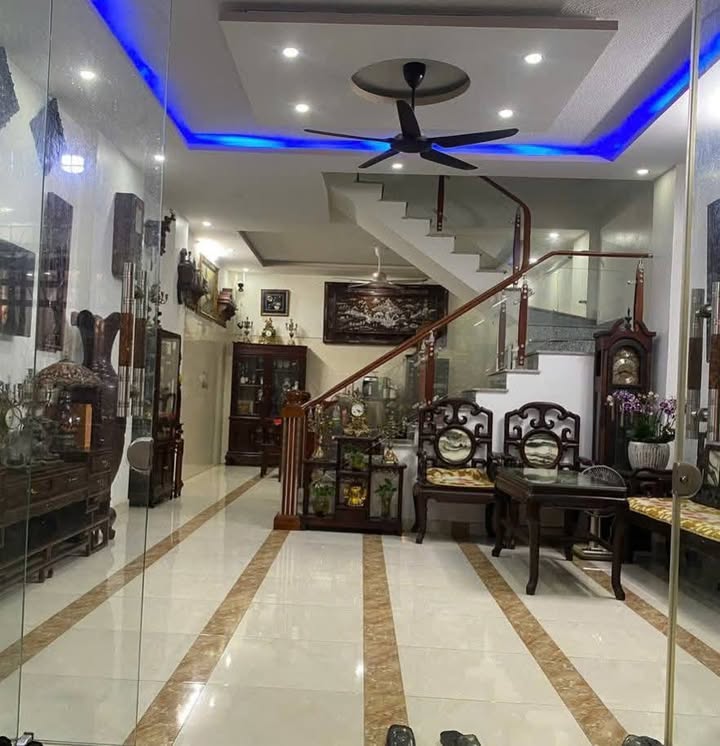 Căn nhà 3 tầng 65m² tại Văn Cao - Giá 3.59 tỷ, chính chủ bán gấp!