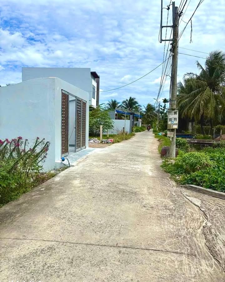 Nhà lầu 2 tầng mặt tiền Bà Tư Gạo, 180m² giá 3.48 tỷ - Hoàn thiện cao cấp!