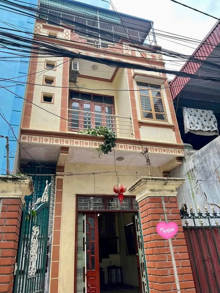 Nhà 3 tầng chắc chắn đường Mạc Thị Bưởi, Nam Định 102m² giá 3 tỷ - Ô tô đỗ cửa thoải mái!