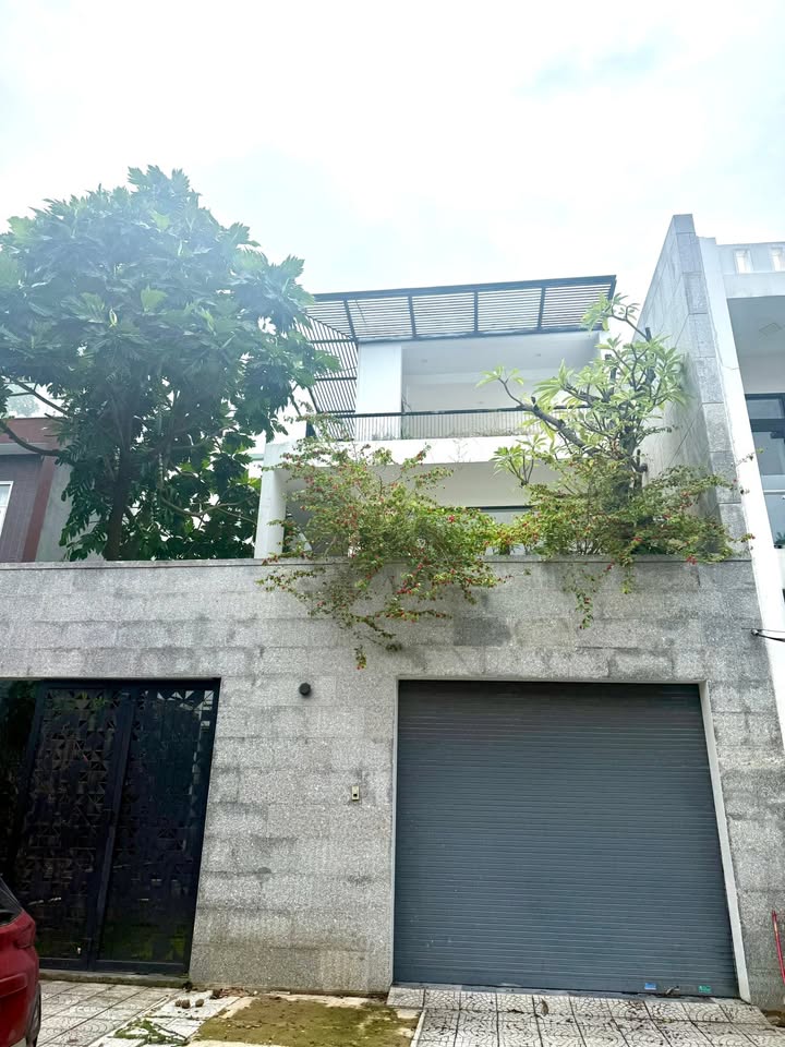 Biệt thự 3 tầng phố Bàu Năng 180m² giá 12 tỷ - Thiết kế hiện đại, tiện nghi hoàn hảo!