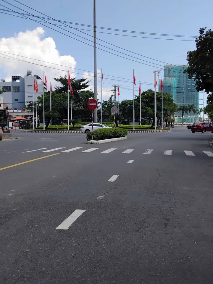 Nhà 4 Tầng Mặt Tiền Hải Châu Đà Nẵng 100m² - Kinh Doanh Sầm Uất Gần Sông Hàn!