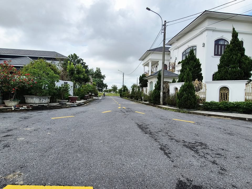 Biệt thự 2 mặt tiền đường Phan Tư Giản 252.5m² giá 2 tỷ - Vị trí trung tâm Đông Hà!