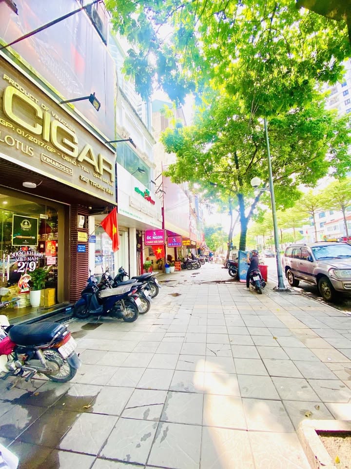 Nhà mặt phố Trung Kính, Cầu Giấy 45m² giá 30 tỷ - Lô góc, vỉa hè rộng!
