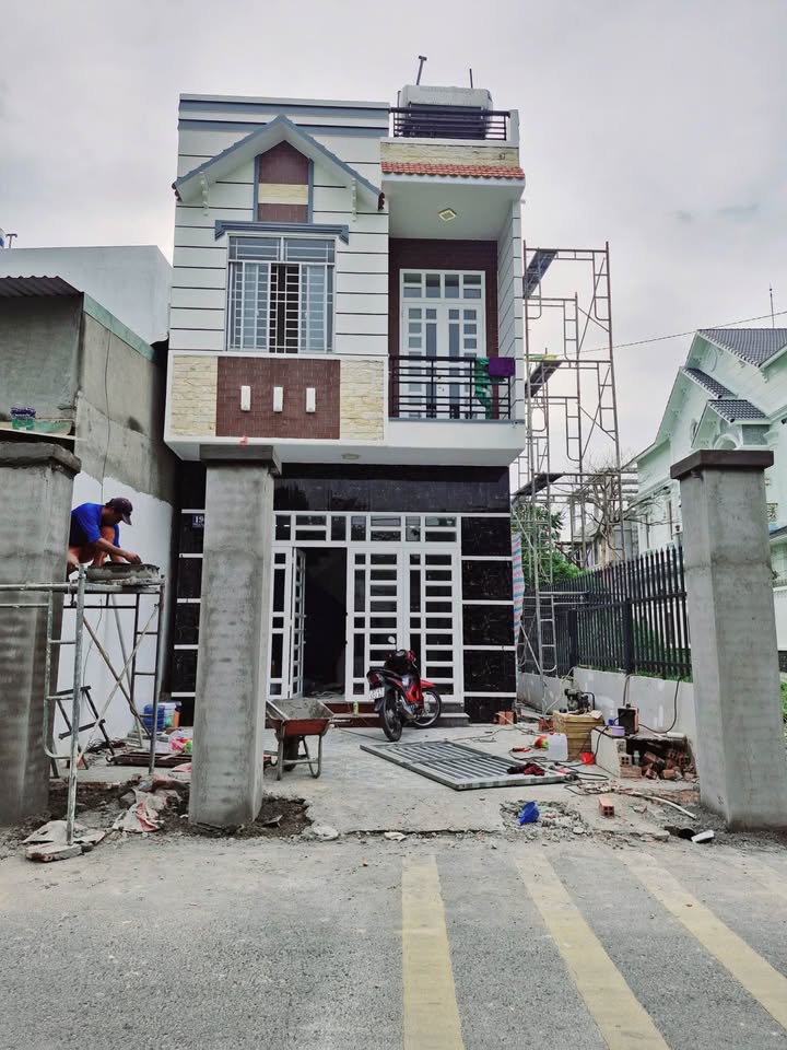 Nhà mặt tiền ĐX-005 Phú Mỹ 108m² giá 3.99 tỷ - Kiến trúc hiện đại, chắc chắn!