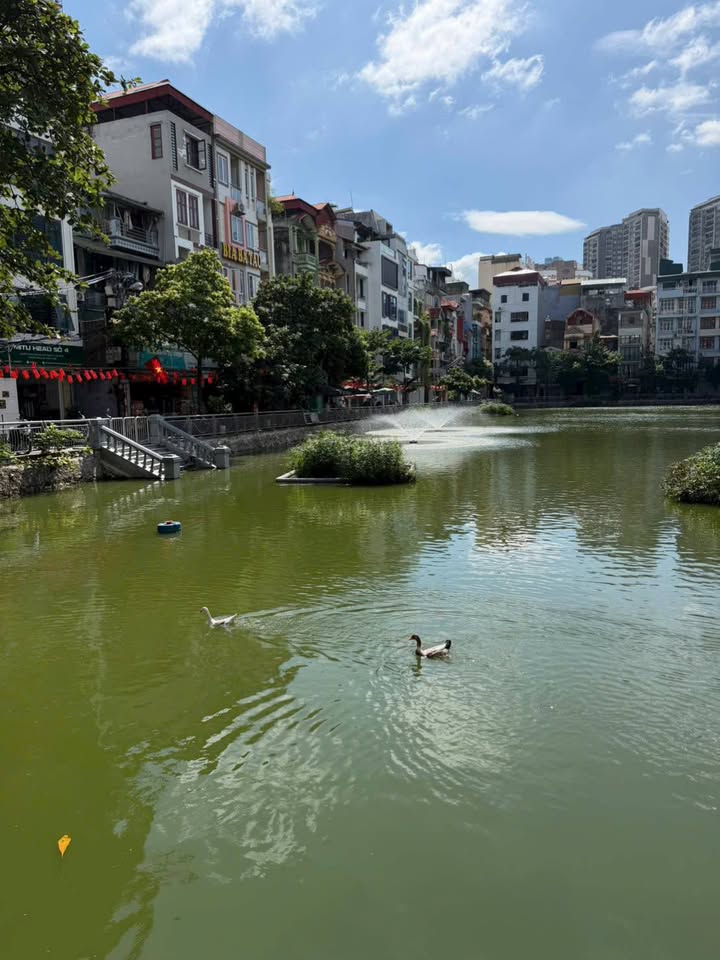 Bán Nhà 4 Tầng Mặt Hồ Trung Kính 90m² giá 32.5 tỷ - Cơ hội sở hữu không thể bỏ qua!