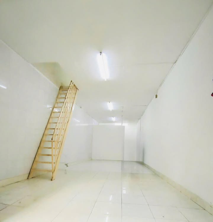 Nhà cho thuê Hẻm 110 Bà Hom, 48m² giá 6.5 triệu - Gần xe hơi, thoáng mát!