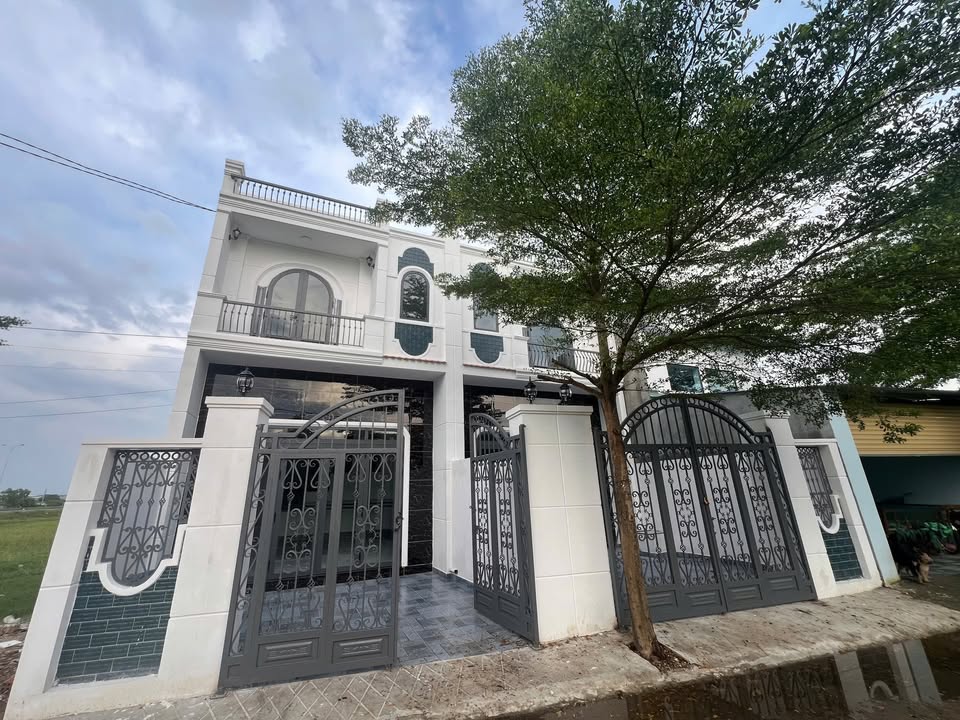 Nhà phố Đức Hòa 200m² giá 2.38 tỷ - Không gian sống xanh mát!