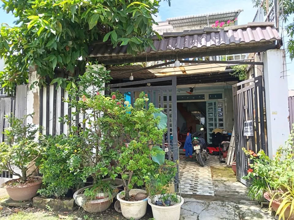 Nhà bán Cần Giuộc Long An 100m² giá 1.53 tỷ - Cổng rào, sân để xe rộng rãi!