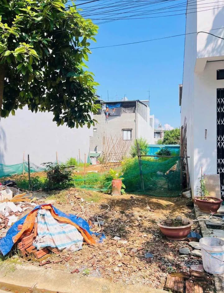 Đất nền Lào Cai 100m² giá 2 tỷ - Vị trí đẹp, dân cư đông đúc!