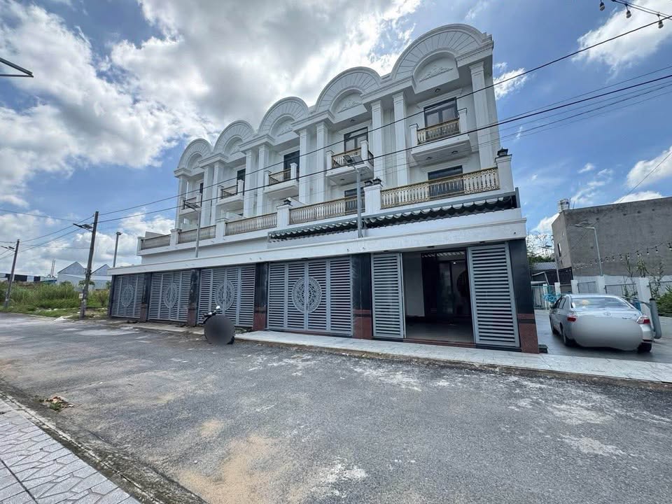 Nhà phố Vĩnh Long 84m² giá 2 tỷ - Full nội thất cao cấp, sẵn sàng ở ngay!