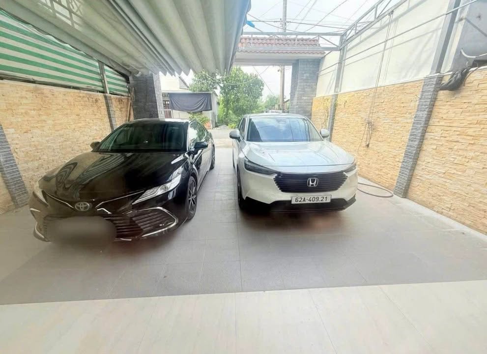 Nhà 3 tầng mặt tiền đường Trương Công Định, Thủ Thừa 240m² giá chỉ 5 tỷ - Sẵn sàng ở ngay!