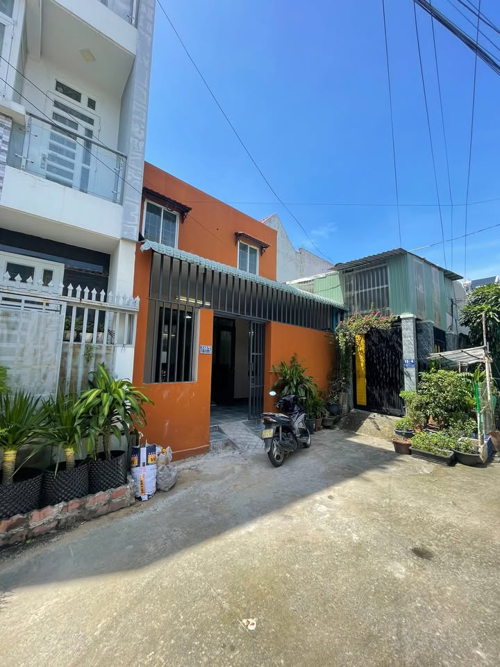 Nhà phố Dĩ An 70m² giá 3.75 tỷ - Sổ đỏ chính chủ, vị trí tiện lợi!