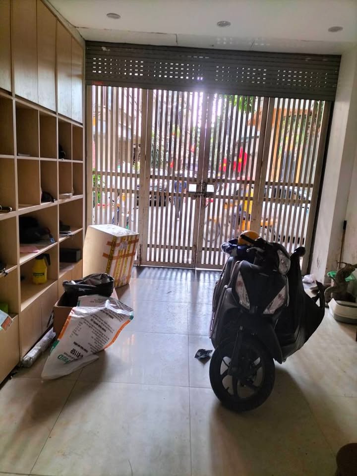 Nhà nguyên căn Cầu Giấy 200m² - Kinh doanh sầm uất, mặt tiền rộng 8m!