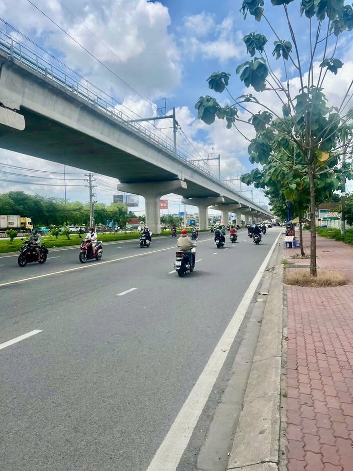 Cho thuê mặt tiền Xa Lộ Hà Nội Thủ Đức 2000m² - Vị trí đắc địa, kinh doanh thuận lợi!