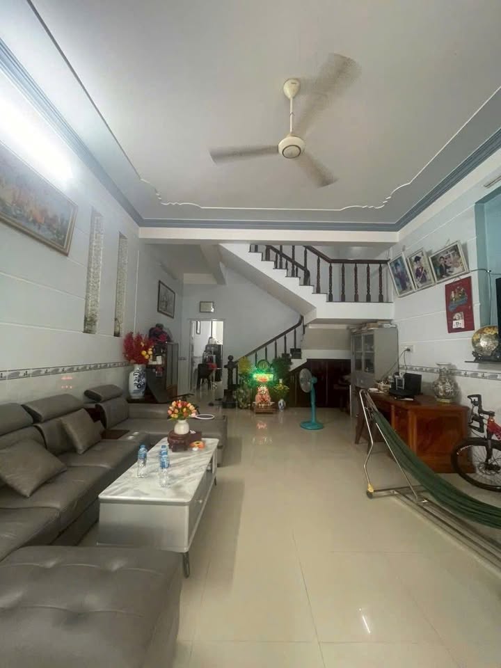 Nhà hoàn công 1 trệt 1 lầu đường D14 KDC Hồng Loan - Giá 3.65 tỷ thương lượng!