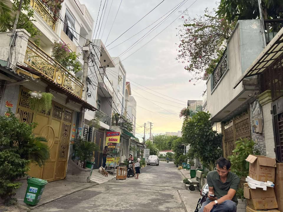 Nhà phố Tô Ký 83m² giá 5.8 tỷ - Vị trí đắc địa gần trường Chính Trị Hóc Môn!