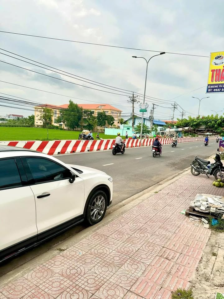 Nhà mặt tiền DT 818 Nhị Thành, Thủ Thừa 272m² giá 5.5 tỷ - Kinh doanh sầm uất!