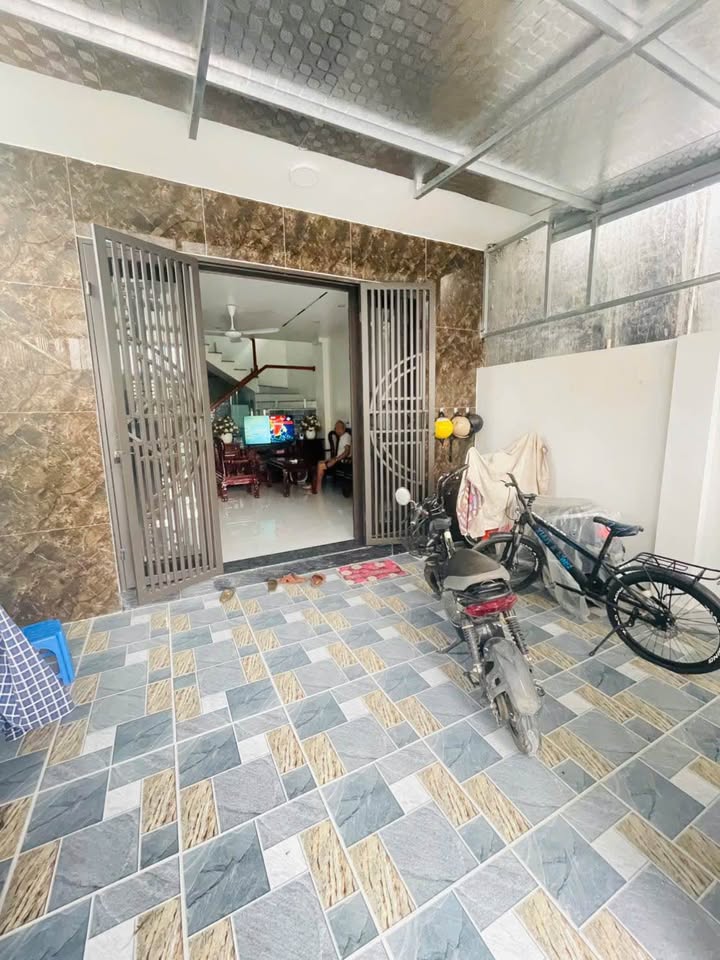 Nhà 3 tầng Trần Hưng Đạo Thái Bình 70m² giá 2 tỷ - Gần trường học tiện lợi!