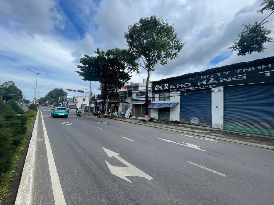 Nhà mặt tiền đường 23/10, Tây Nha Trang 400m² giá 22 tỷ - Kinh doanh mọi loại hình dịch vụ!