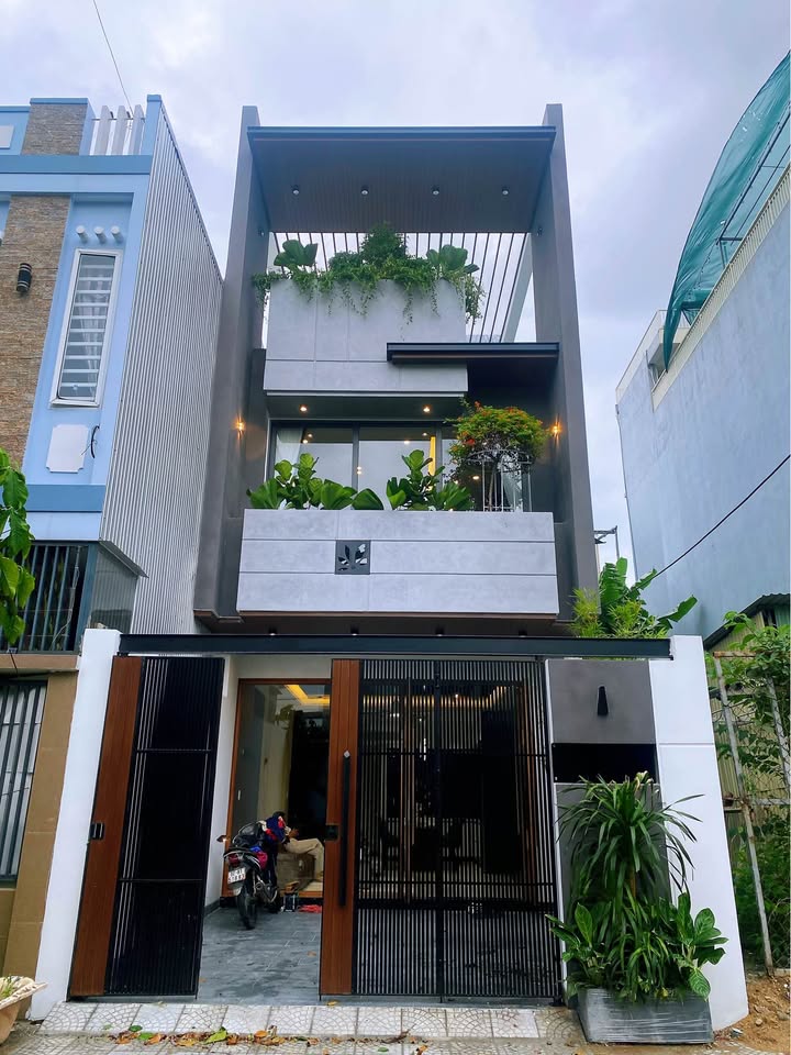 Nhà 3 tầng đẹp Hòa Xuân Đà Nẵng 100m² giá 6.69 tỷ - Full nội thất cao cấp!