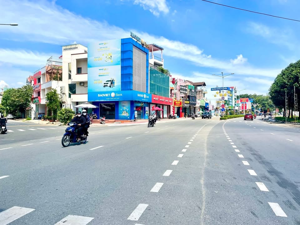 Nhà mặt tiền kinh doanh Dĩ An 125m² giá 13 tỷ - Vị trí đắc địa, tiềm năng sinh lời!