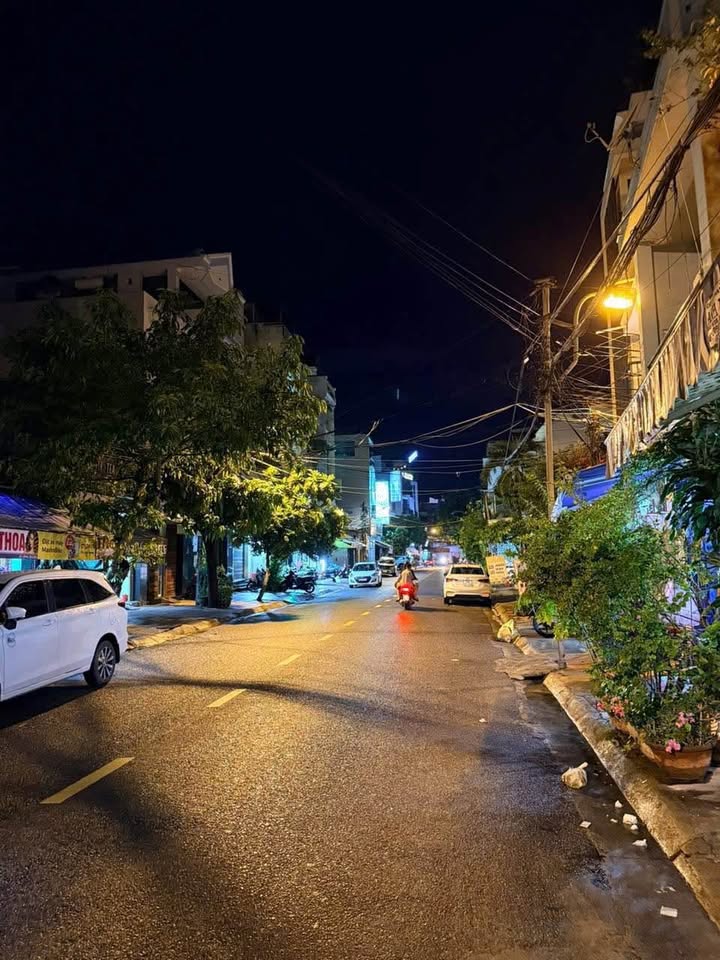 Nhà 2 mặt tiền Trần Nguyên Hãn, Nha Trang 96m² giá 14.49 tỷ - Tiện ích đầy đủ!