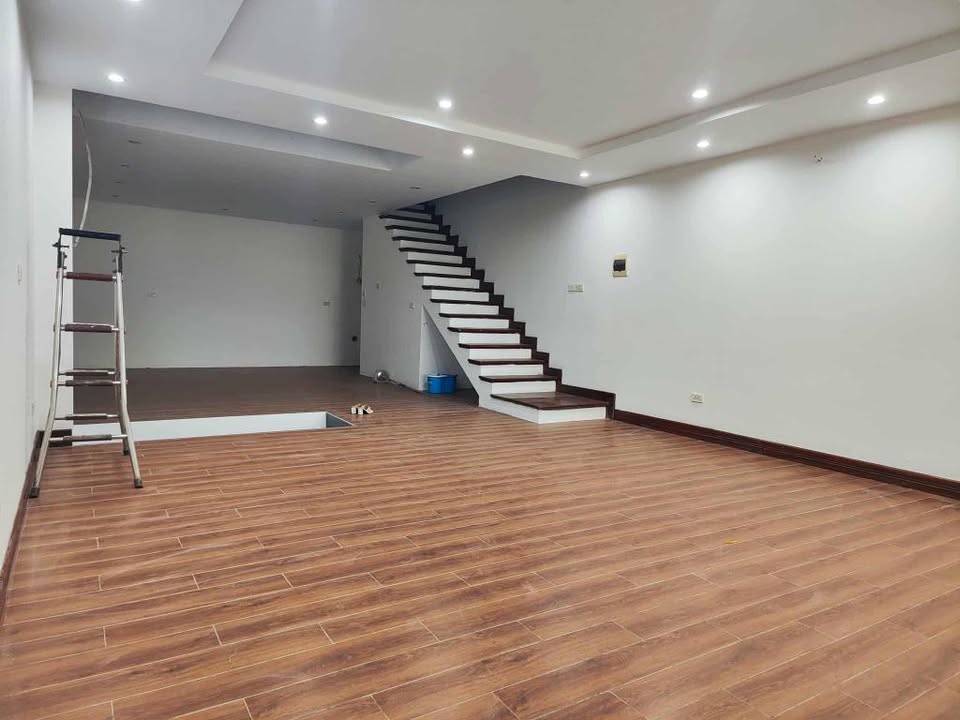 Nhà nguyên căn Lạc Long Quân, Tây Hồ 90m² giá 25 triệu - Đầu tư sinh lời lý tưởng!