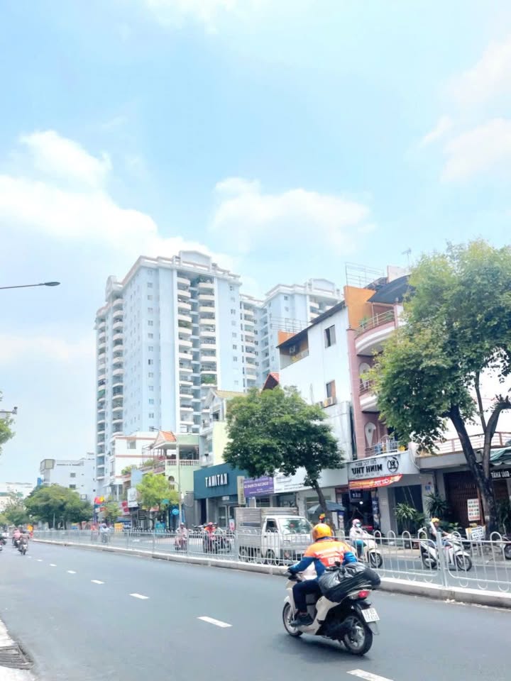Nhà phố mặt tiền đường Nguyễn Sơn, Tân Phú 400m² giá 20 tỷ - Vị trí đắc địa, cho thuê 50 triệu/tháng!