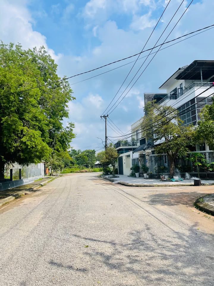 Bán gấp FrontHouse mặt tiền đường Dương Quảng Hàm, Thủy Xuân, 100m² - Giá 1.95 tỷ thương lượng!