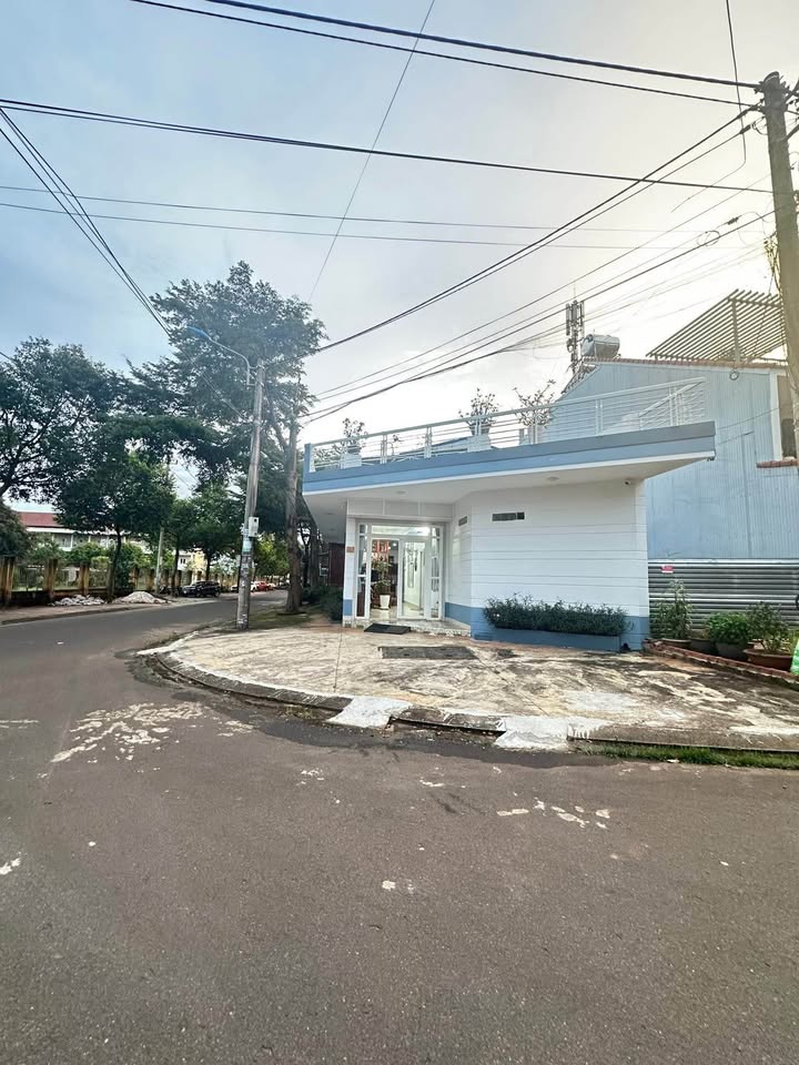 Nhà góc 2 mặt tiền Lê Văn Nhiễu, Buôn Ma Thuột 120m² - Kinh doanh thuận lợi!