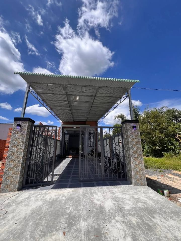 Nhà cấp 4 phường Long Hoa 200m² giá 1.299 tỷ - Sân rộng thoáng mát!