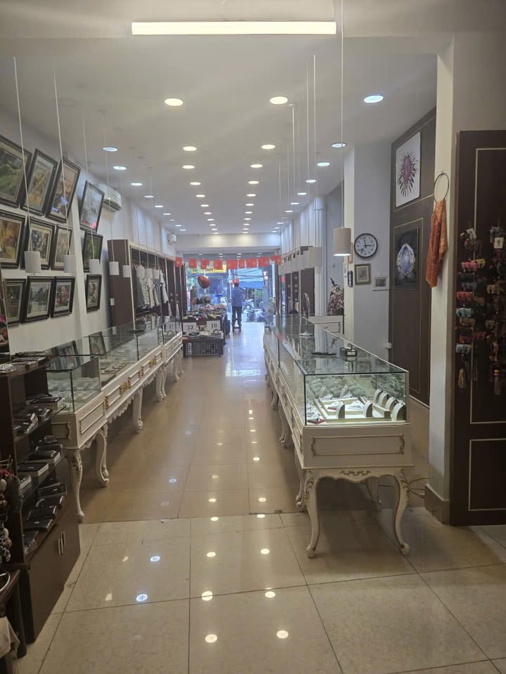 Mặt bằng kinh doanh Quốc Tử Giám 300m² giá 120 triệu - Cơ hội hiếm có!