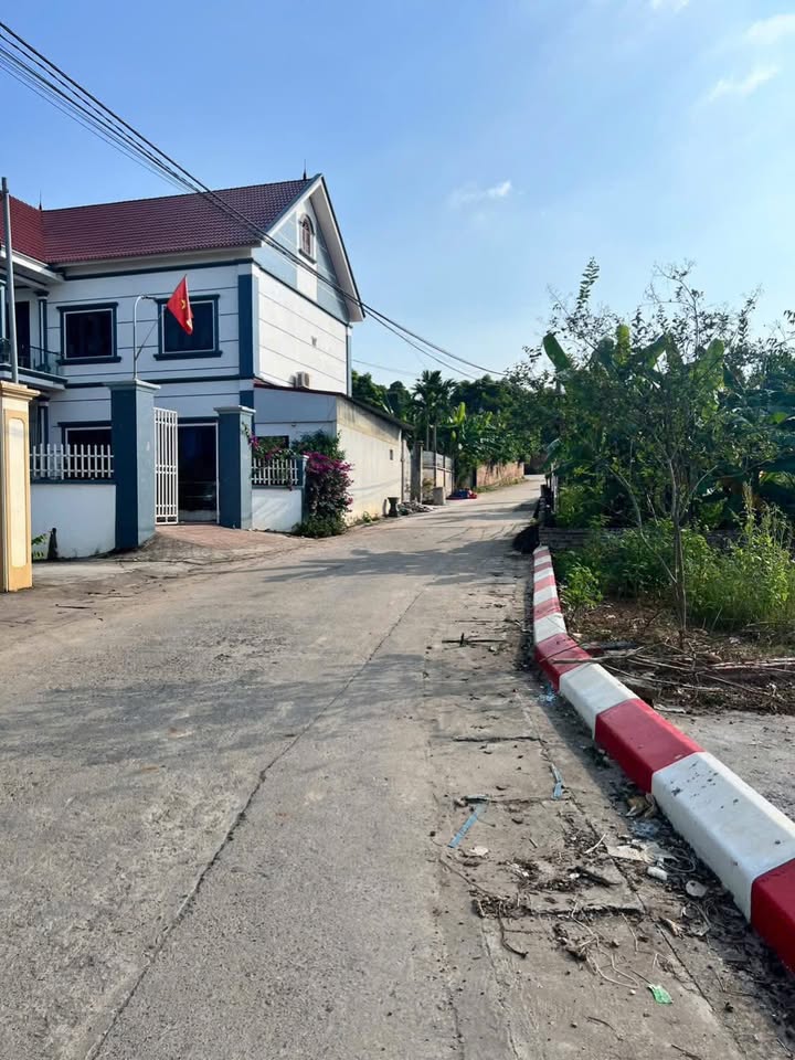 Đất mặt đường Đông Phong, xã Quảng Oai 100m² - Sổ đỏ chính chủ, giá thỏa thuận!